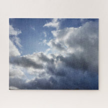 Nuvens mundanas no céu azul Cornish