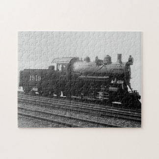 Quebra-cabeça O motor de vapor do trem do vintage cerca o branco