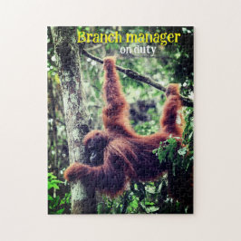 Quebra-cabeça Orangutan pendurado na árvore