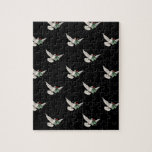 Quebra-cabeça Padrão de natais vintages, Porta Branca para Paz<br><div class="desc">Ilustração Vintage design de Natal com um padrão retrorreflector bonito e repetitivo. Uma bela e pacífica pomba branca voando com folhas sagradas e bagas vermelhas em seu bico contra um fundo preto.</div>