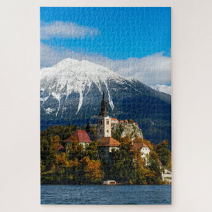 Quebra-cabeça Paisagem de lago com igreja e árvores de outono
