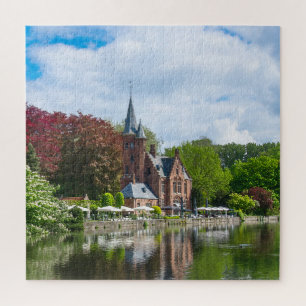 Quebra-cabeça Pequeno castelo perto do lago em Bruges, Bélgica