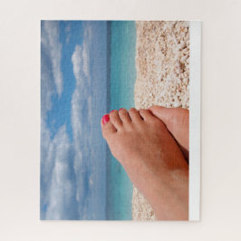 Quebra-cabeça Pés com verniz para as unhas na praia