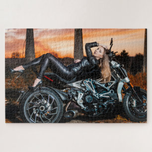 Quebra-cabeça Pintinho de Leather Clake Biker em motocicleta