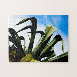Quebra-cabeça Planta grande verde-azul com céu azul brilhante
