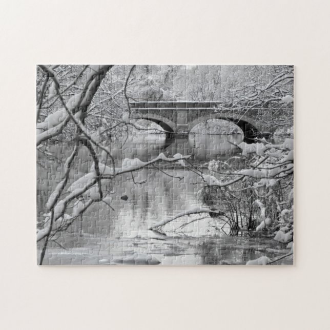 Quebra-cabeça Ponte do arco sobre o rio congelado no inverno (Horizontal)