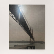 Ponte Silenciada contra o Sol em Lisboa