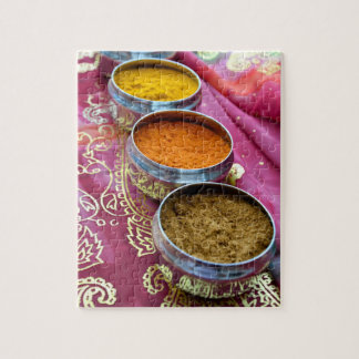Quebra-cabeça Potes de especiarias indianas em Sari rosa e Doura