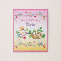 preguiça-branca em fundo rosa e amarelo