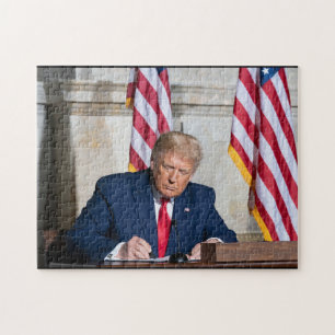 Quebra-cabeça President Donald J. Trump at Desk