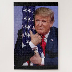 Quebra-cabeça Presidente Trump abraçando a bandeira americana