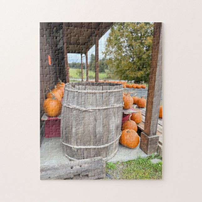 Quebra-cabeça Pumpkins and barrel by a farm (Vertical)