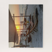 Rede de descanso ao pôr do sol junto ao mar