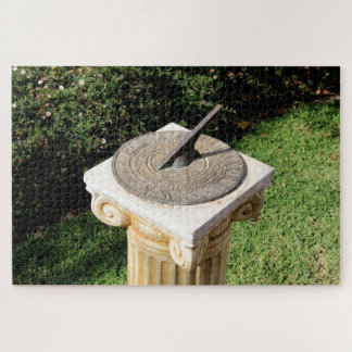 Quebra-cabeça relógio de sol no jardim