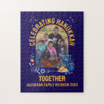 Quebra-cabeça REUNIÃO DA FAMÍLIA HANUKKAH Personalizável<br><div class="desc">Na moda HAPPY HANUKKAH Chanukah Souvenir quebra-cabeça, com TEXTO PERSONALIZÁVEL e FOTO. O texto na parte inferior é PERSONALIZÁVEL para que você possa adicionar sua mensagem personalizada, por exemplo, seu nome, nome da família ou nome da organização. Este quebra-cabeça de serra de Hanukkah seria um presente de lembrança de na...</div>