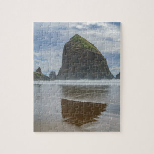 Quebra-cabeça Rocha do monte de feno, praia do canhão, Oregon