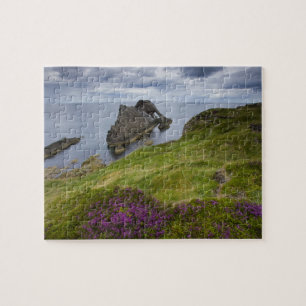 Quebra-cabeça Rocha do violino do arco, Portknockie, Scotland