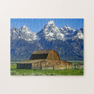 Quebra-cabeça Rustic Barn Mountains Landscape Photo