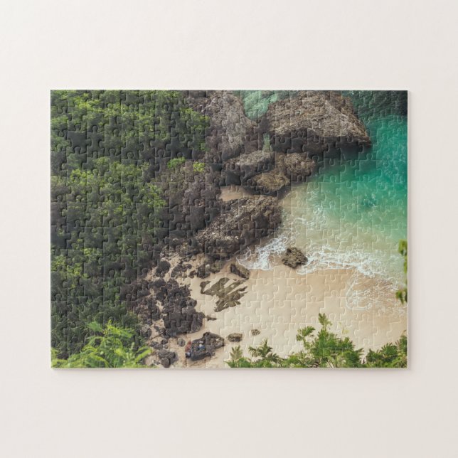 Quebra-cabeça Sandy Beach Cove com Árvores Verdes, Rochas e Ocea (Horizontal)
