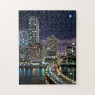 Quebra-cabeça Skyline da cidade de Miami com a ponte na noite