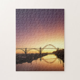 Quebra-cabeça Sol se pondo atrás da ponte de Newport, Oregon