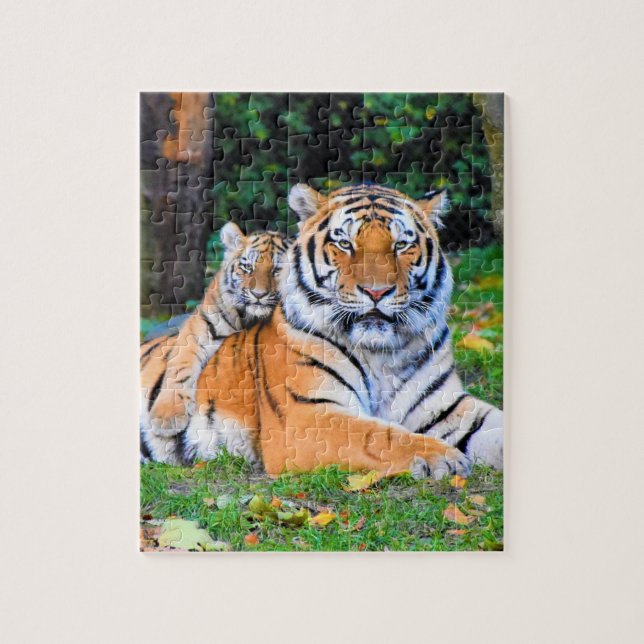 Quebra-cabeça Tigre e Bebê se encaixando bem na grama (Vertical)