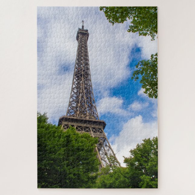 Quebra-cabeça Torre Eiffel entre céu azul e árvores, Paris (Vertical)