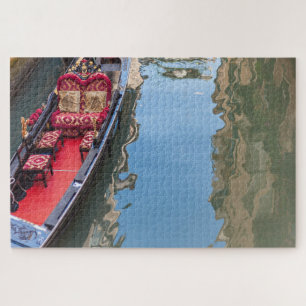 Quebra-cabeça Um barco de gôndola num canal de Veneza, Itália