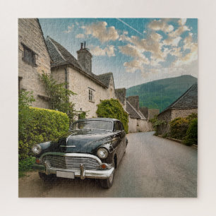Quebra-cabeça Um carro vintage estacionado em uma pequena vila