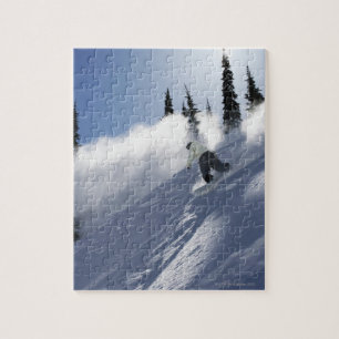 Quebra-cabeça Um snowboarder masculino que rasga o pó em Idaho.