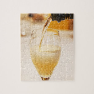 Quebra-cabeça Uma flauta de vidro de champanhe sendo enchida com