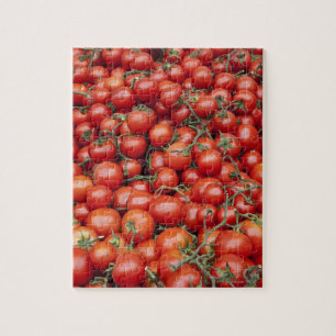 Quebra-cabeça Uma grande colheita do tomate em uma tenda do