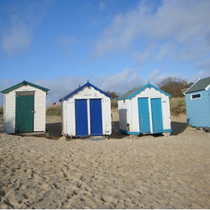 Quebra-cabeça velhas cabanas de praia e céu azul foto litoral in