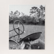 Velho Trator na Grama Longa