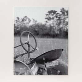 Quebra-cabeça Velho Trator na Grama Longa