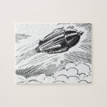 Quebra-cabeça Vintage Science Ficeship Rocket in Clouds<br><div class="desc">Ilustração da Vintage: imagem do transporte vitoriano de ficção científica em preto e branco. Uma nave espacial voando pelas nuvens no céu. Um clássico design de ficção científica de quadrinhos retrógrados do 50 do futuro.</div>