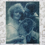 Quebra-cabeça Vintage Sports Tênis, Amor e Romance<br><div class="desc">Vintage ephemera apresentando uma foto de amor e romance com um jovem casal segurando raquetes de tênis. Uma foto de esporte romântica com recém-casados flertando e prestes a jogar um jogo.</div>