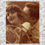 Quebra-cabeça Vintage Sports Tênis, Amor e Romance<br><div class="desc">Vintage ephemera apresentando uma foto de amor e romance com um jovem casal segurando raquetes de tênis. Uma foto de esporte romântica com recém-casados flertando e prestes a jogar um jogo.</div>