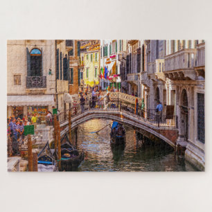 Quebra-cabeça Vista cêntrica do canal e de uma ponte em Veneza,