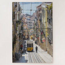 Vista de Lisboa na rua com o elétrico