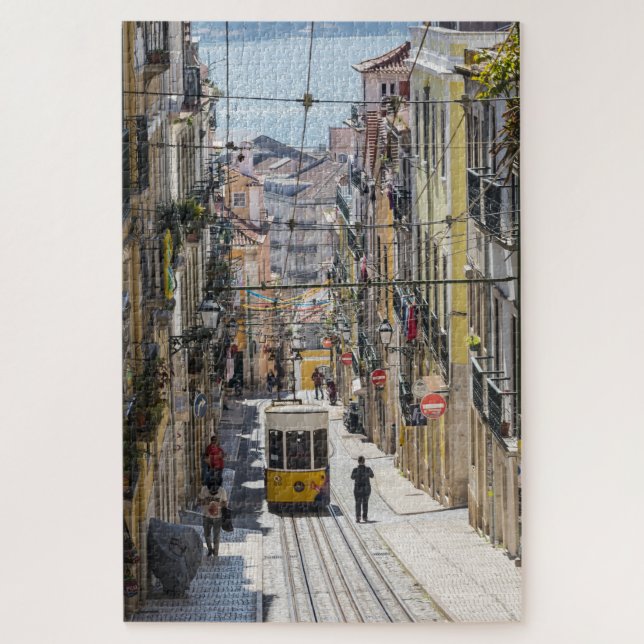 Quebra-cabeça Vista de Lisboa na rua com o elétrico (Vertical)