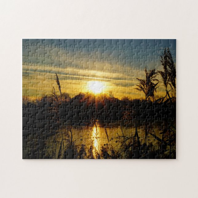 Quebra-cabeça Zonsondergang bij een meertje met rietpluimen. (Horizontal)