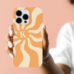 Raios solares retrorreflectores monograma ranhura<br><div class="desc">Cobrir telefônico com um sol cor de laranja pálido e retrô com raios radiantes e o seu monograma inicial.</div>