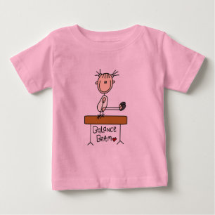 Rapariga com Camisetas e presentes