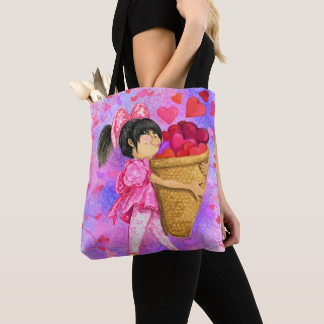 Rapariga com Presente de Tote Bag de Corações (Close Up)