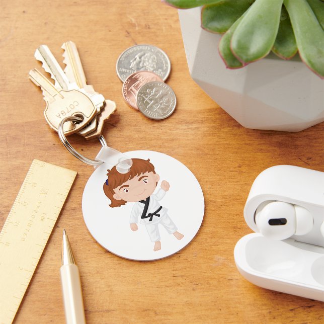 Rapariga Fazendo Chaveiro de Karate (Criador carregado)