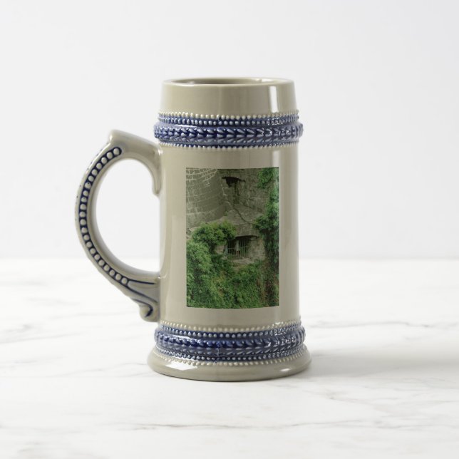 Rapariga na caneca de cerveja de Armory (Esquerda)