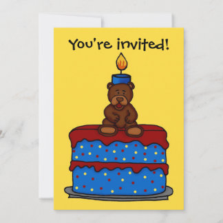 rapaz urso no convite de aniversário do bolo