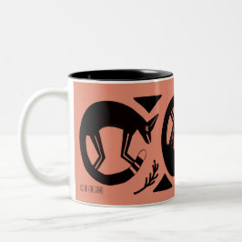 Raposas e flores antigas na caneca de laranja