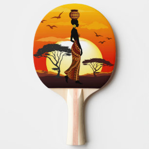 Raquete De Ping Pong A linda mulher africana Silhouette sobre os sóis a